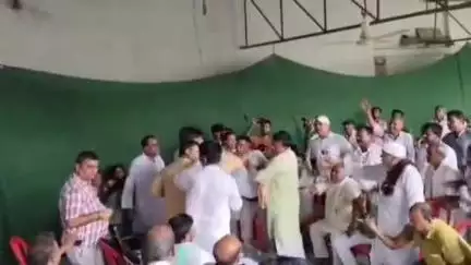 डुमरा: सीतामढ़ी RJD जिला अध्यक्ष के इलेक्शन में बवाल दो गुट भिड़े विधायक और कार्यकर्ता मे धक्का मुक्की #Viral