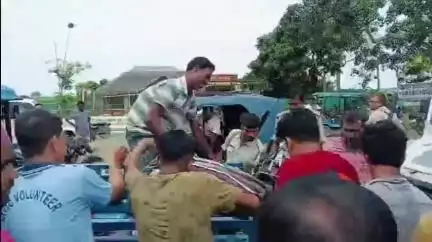 হরিহরপাড়া: হরিহরপাড়ায় ট্রেকারের ধাক্কায় মৃত্যু স্কুটি চালকের, এলাকায় শোকের ছায়া