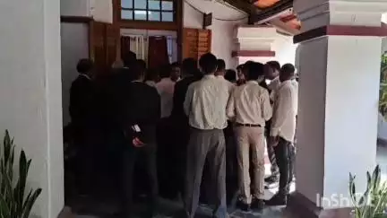 मुंगेर: मुंगेर कोर्ट में पेशकार और वकील के बीच विवाद, जमकर हुआ हंगामा