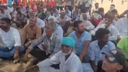 बीकानेर: चकगर्बी में हटाए जा रहे अतिक्रमण के विरोध में स्थानीय निवासियों ने मौके पर धरना लगाया
