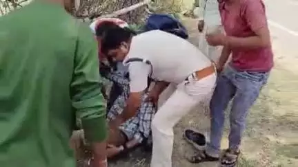 अनूपपुर: कदम टोला के समीप ट्रैक्टर की टक्कर से बाइक सवार युवक हुआ घायल, पुलिस ने पहुंचाया अस्पताल