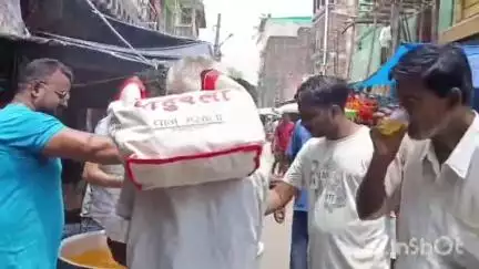 কোচবিহার ১: ভবানীগঞ্জ বাজারে ডালপট্টি এলাকায় ক্রেতাদের গরমের থেকে স্বস্তি দিতে ঠান্ডা শরবত খাওয়াচ্ছে ব্যবসায়ীরা