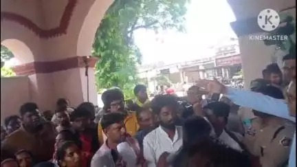 रायगढ़: वार्ड नंबर 29 के मोहल्ले वासियों ने मैरीन की चौड़ाई को लेकर नगर निगम परिसर का किया घेराव, पुलिस बल तैनात