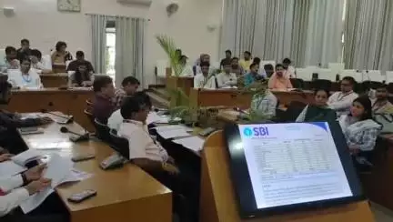 बड़गांव: कलेक्ट्रेट स्थित सभागार में जिला अग्रणी बैंक की जिला स्तरीय समीक्षा समिति की बैठक आयोजित की गई
