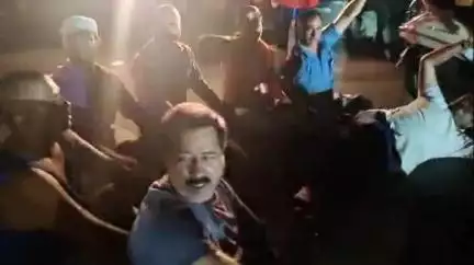 झांसी: गुरुनानक मार्केट के पास बिजली गुल होने पर बिलबिलाए लोगों ने चौक पर किया प्रदर्शन, सड़कों पर उतरे और लगाया जाम