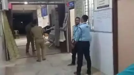 সাব্রুম: গার্হস্থ হিংসায় রক্তাক্ত স্বামী,ঘটনা সাব্রুম ফায়ার সার্ভিস অফিস সংলগ্ন নেতাজী পাড়ায়,আহত যুবকের নাম মিঠুন মুন্ডা