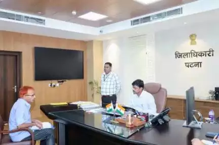 जिलाधिकारी, पटना द्वारा लोक शिकायत एवं सेवा शिकायत के 15 अपीलीय मामलों की सुनवाई की गई तथा परिवादों का निवारण किया गया। पदाधिकारियों को पूर्ण पारदर्शिता, उत्तरदायित्व एवं संवेदनशीलता के साथ जन-शिकायतों का समाधान करने का निदेश दिया गया।