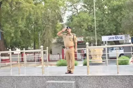 उरई: उरई पुलिस लाइन में पुलिस अधीक्षक ने सलामी ली, परेड की और अर्दली रूम का निरीक्षण किया, अपने हाथों से खाना भी बनाया