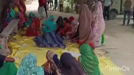 एटा: पीड़ौरा में संदिग्ध परिस्थितियों में 20 वर्षीय विवाहिता ने लगाई फांसी, पुलिस मौके पर पहुंची