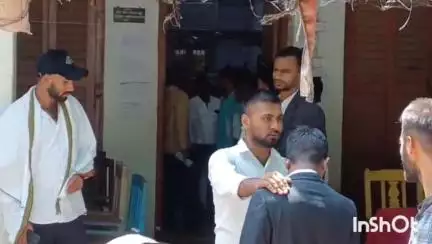 मुंगेर: मुंगेर न्यायालय परिसर में अधिवक्ता और पेशकार के बीच किसी बात को लेकर हुआ विवाद