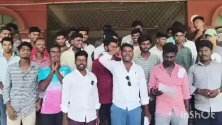 ಸಿಂಧನೂರು: ನಗರದಲ್ಲಿ ಮೆಟ್ರಿಕ್ ನಂತರದ ಬಾಲಕರ ವಸತಿ ನಿಲಯದಲ್ಲಿ ಮೂಲಭೂತ ಸೌಕರ್ಯಗಳ ಕೊರತೆ,ತಹಸಿಲ್ದಾರರಿಗೆ ಮನವಿ ಪತ್ರ ಸಲ್ಲಿಕೆ