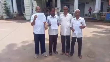 ଢେଙ୍କାନାଳ ସଦର: ମୃତ ଫରେଷ୍ଟର ଗାର୍ଡଙ୍କ ମୃତ୍ୟୁକୁ ନେଇ ବିଭିନ୍ନ ଅନୁଷ୍ଠାନ ପକ୍ଷରୁ ଜିଲ୍ଲାପାଳଙ୍କ କାର୍ଯ୍ୟାଳାୟରେ ଦାବିପତ୍ର ପ୍ରଦାନ