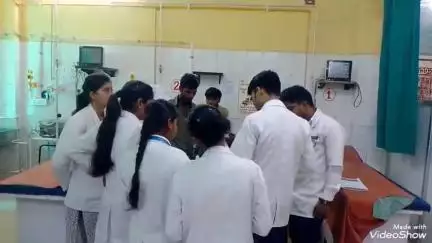 मिर्ज़ापुर: ट्रेन के गेट पर बैठकर बिहार से दिल्ली जा रहे यात्री का पैर प्लेटफार्म से टकराया, घायल को जीआरपी ने पहुंचाया अस्पताल