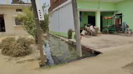 खलीलाबाद: उसका खुर्द, ग्रामवासी गंदे नाले के पानी से होकर घर से निकलने के लिए मजबूर नहीं ले रहा कोई सुध #jansamasya