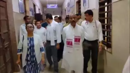 दमोह: केंद्रीय मंत्री डॉ वीरेंद्र खटीक पहुंचे जिला अस्पताल, वार्डों का निरीक्षण कर दिए आवश्यक निर्देश