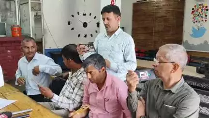 नाहन: कैफे एबल्स नाहन में समाजसेवी नाथूराम चौहान ने पत्रकार वार्ता को संबोधित किया