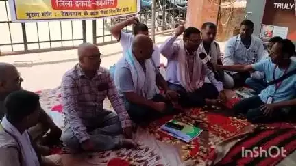 बेगूसराय: हड़ताली चौक पर वेतनमान की मांग को लेकर आवास कर्मियों का धरना-प्रदर्शन जारी