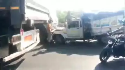 নাকাশিপাড়া: বিক্রমপুরে জাতীয় সড়কে খালি গ্যাসের ট্যাঙ্করের সঙ্গে  পিকআপ ভ্যানের  ধাক্কা পিকআপ ভ্যানটি থানায় নিয়ে আসে পুলিশ