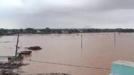 పత్తికొండ: పత్తికొండ నియోజకవర్గం క్రిష్ణగిరి మండలంలో భారీ వర్షాలకు నిండిన చెరువు