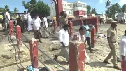 இராமேஸ்வரம்: அகமதாபாத் கோர விமான விபத்தில் 241 பேர் பலி - ஆன்மா சாந்தியடைய அக்னி தீர்த்த கடலில் மலர் அஞ்சலி