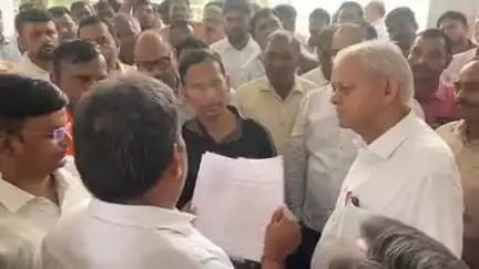 अवध विश्वविद्यालय से संबद्ध स्ववित्त पोषित महाविद्यालयों के प्रबंधकों और कर्मचारियों ने कुलपति कार्यालय का किया घेराव
