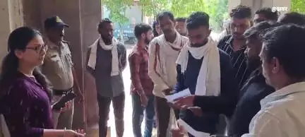 खंडवा नगर: ग्राम टीट गांव में बढ़ते अतिक्रमण को लेकर ग्रामीण पहुंचे कलेक्टर कार्यालय, सौंपा ज्ञापन