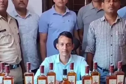 कांके: रांची रेलवे स्टेशन पर आरपीएफ ने एक व्यक्ति को अवैध शराब के साथ किया गिरफ्तार