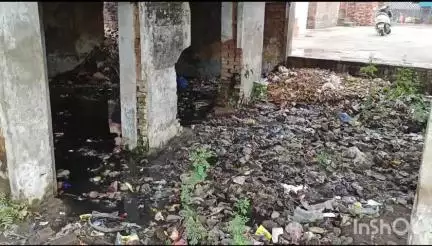 लक्सर: बाजार क्षेत्र में सरकारी सिस्टम का आईना बना कईं वर्षों से अत्यंत दुर्गंध और गंदगी के ढेर में तब्दील जर्जर भवन
#जनसमस्या