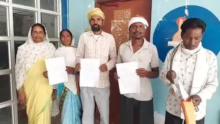 डिंडौरी: पाखाटोला गांव को राजमार्ग से जोड़ने के लिए ग्रामीणों ने कलेक्टर कार्यालय में लगाई गुहार