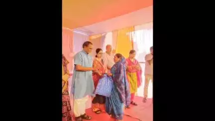 କାମାକ୍ଷାନଗର: କଙ୍କଡାହାଡ଼ ବ୍ଲକ କାର୍ଯ୍ୟାଳୟରେ ଭତ୍ତା ଓ ରାସନ କାର୍ଡ ବଣ୍ଟନ କଲେ ବିଧାୟକ ବିଭୁତି ପ୍ରଧାନ