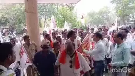 हिंगणघाट: माजी राज्यमंत्री बच्चु कडू यांच्या अन्नत्याग आंदोलनाच्या समर्थांत प्रहारचे  मोर्चा काढून ठिय्या आंदोलन