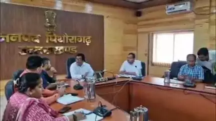 पिथौरागढ़: जिलाधिकारी की अध्यक्षता में कलेक्ट्रेट में विभागीय अधिकारियों के साथ लंबित समस्याओं को लेकर बैठक संपन्न हुई