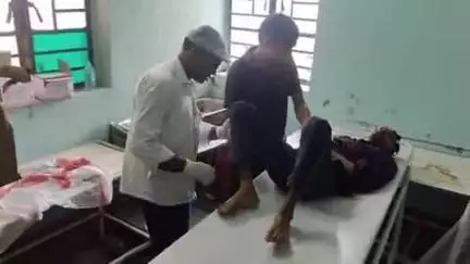 झाझा: नारगंजो के पास बाइक अनियंत्रित होने से बाइक पर सवार दो युवक गंभीर रूप से घायल