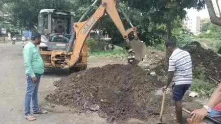 सातारा: शाहूपुरी पोलीस ठाण्यासमोर गळती काढण्याच्या कामाला सुरुवात, नागरिकांनी मानले मंत्री शिवेंद्रसिंहराजे भोसले यांचे आभार