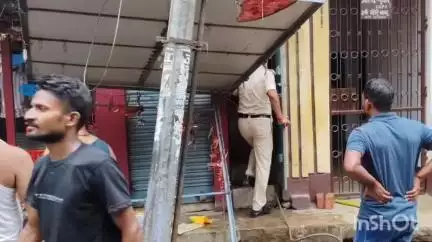 नवादा: नवादा के भीड़भाड़ इलाके विजय बाजार में शॉर्ट सर्किट से एक ज्वेलर्स की दुकान में लगी आग