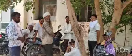 उरई: जालौन बंगरा मार्ग पर 2 बाइक सवारों की भिड़ंत, 1 युवक की मौत, मेडिकल कॉलेज में हुआ पोस्टमार्टम