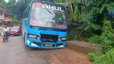 തൃശൂർ: മുണ്ടൂർ-കെട്ടോക്കാട് റോഡിൽ വരടിയത്ത് സ്വകാര്യ ബസ് കാനയിലേക്ക് ചരിഞ്ഞ് അപകടം