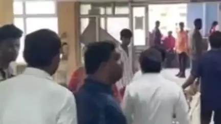 प्रयागराज में श्रद्धालुओं से भरा डीसीएम पलटा, 18 लोग घायल, एक व्यक्ति की हालत गंभीर