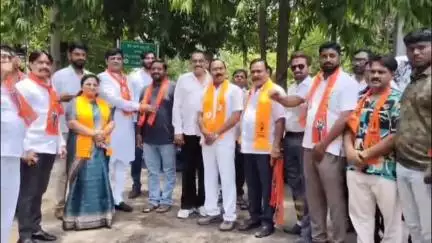 जळगाव: जळगाव जिल्ह्यात वादळी वाऱ्यामुळे शेतीचे नुकसान; शिवसेना ठाकरे पक्षाचे जिल्हाधिकारी कार्यालयात प्रशासनाला निवेदन