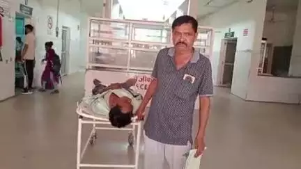 बदायूं: बदायूं के उझानी में सड़क हादसे में घायल युवक को बेहोशी की हालत में जिला अस्पताल में कराया गया भर्ती