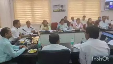 अशोक नगर: कलेक्ट्रेट सभाकक्ष में कलेक्टर की अध्यक्षता में राजस्व विभाग की समीक्षा बैठक आयोजित हुई