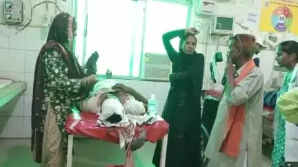 बदायूं: दुबों गांव में दीवार इधर-उधर करने को कहने पर दबंगों ने महिला सहित 2 लोगों को लाठी-डंडों से पीटकर किया घायल