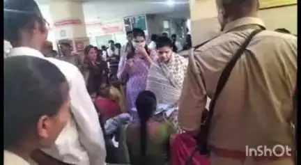 प्रतापगढ़: महिला आयोग की उपाध्यक्ष और एसडीएम सदर ने जिला महिला मेडिकल कॉलेज का निरीक्षण किया