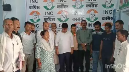 हरदोई: अहमदाबाद में प्लेन दुर्घटना में मारे गए लोगों की आत्मा की शांति के लिए कांग्रेस कार्यालय पर आयोजित की गई मौन सभा