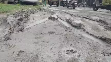 सातारा: आकाशवाणी झोपडपट्टी येथील खड्ड्यांमुळे नागरिक त्रस्त, रस्ता करण्याची नागरिकांकडून मागणी #Jansamasya