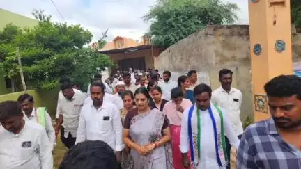 మంగాపురంలో మాజీ మంత్రి ఉషశ్రీ చరణ్ పర్యటన