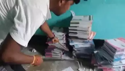 দাংতল ৰাজহ চক্ৰ: বিদ্যাপুৰ উচ্চতৰ মাধ্যমিক বিদ্যালয়ত উদ্ধাৰ বিষাক্ত ফেঁটী সাপ, ছাত্ৰ ছাত্ৰীৰ মাজত আতংকময় পৰিৱেশ