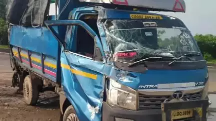 मोहोळ: सोलापूर-पुणे महामार्गावर हिवरे फाट्याजवळ मालट्रकची छोटा हत्तीला धडक; एकाचा जागीच मृत्यू, तर १५ जण जखमी