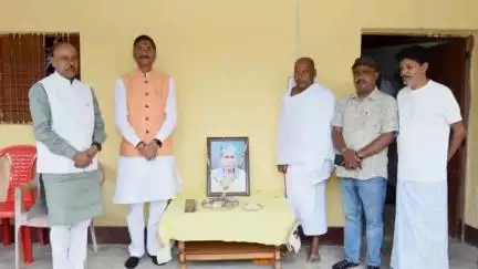 बूरमू: सांसद संजय सेठ ने जिला परिषद सदस्य मनोज बाजपेई के पिता को श्रद्धांजलि दी