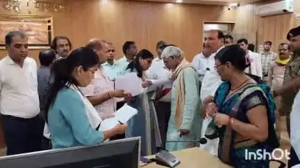 सासाराम: जिला पदाधिकारी उदिता सिंह ने लगाया जनता दरबार, सुनीं लोगों की समस्याएं